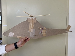 生徒が作った段ボール製ヘリコプター