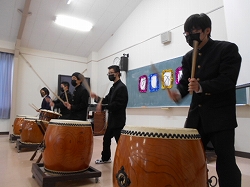 太鼓演奏する生徒たち