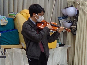 ヴァイオリンを演奏する教員の様子