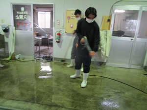 水圧洗浄する生徒